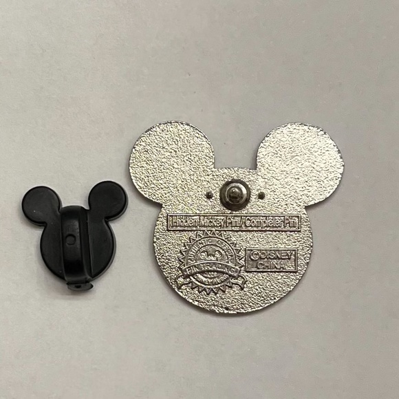 2 Disney Pins - Mickey Mouse Watermelon Head & Winnie the Pooh head - Picture 4 of 7